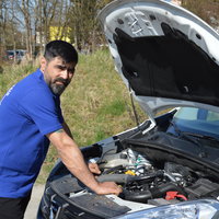 Mitarbeiter von City Taxi Haid bei Autowartung